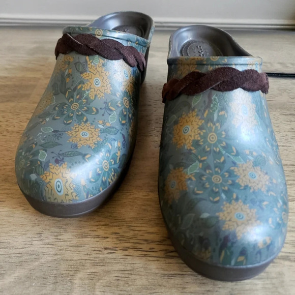 Crocs Clogs Womens Sarah Size 9W Blue Floral Dual Comfort Chunky Heel - Picture 3 of 9